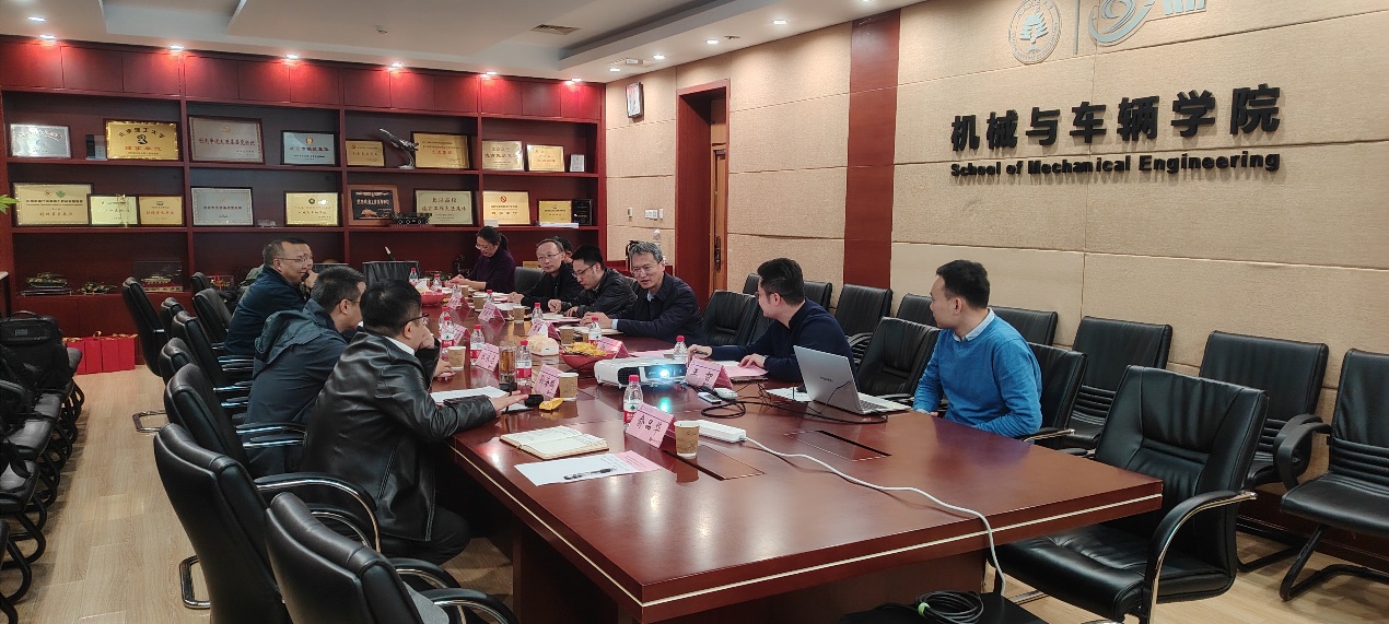 一群人在餐廳里

中度可信度描述已自動(dòng)生成